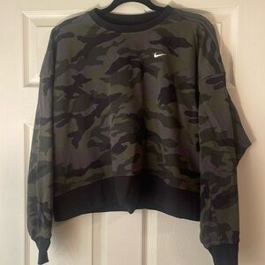 Nike women’s cropped camo lightweight dri-fit sweatshirt